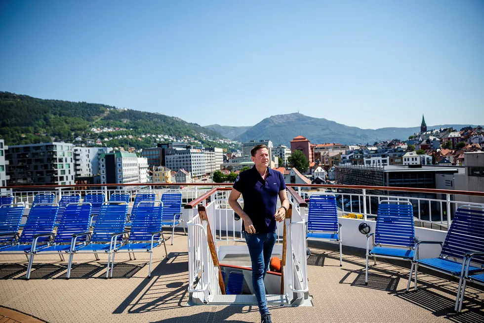 Hurtigrutens sjef Daniel Skjeldam er i Bergen tirsdag for første seilas på tre måneder. Han fortviler over at tyskere ikke kan bli med på reisen.