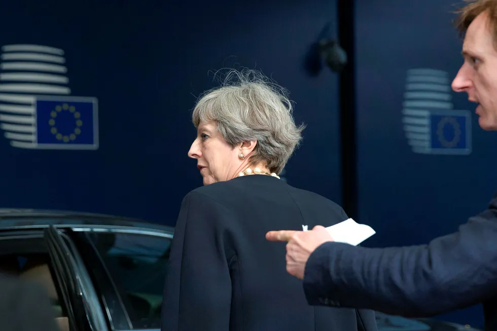 Statsminister Theresa May forlater møtet med EU-toppene i Brussel torsdag etter å ha lagt frem Storbritannias tilbud. Foto: Virginia Mayo/AFP photo/NTB scanpix