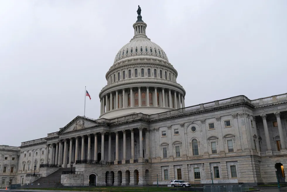 Representantenes hus har vedtatt å øke kontantutbetalingen til millioner av amerikanere til 2.000 dollar, men det er uklart hvordan Senatet reagerer.