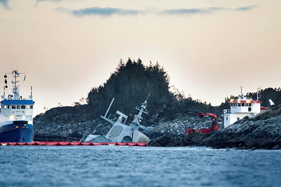Den havarerte KNM «Helge Ingstad» under arbeidet med å fjerne drivstoff fra fregatteni fjor.