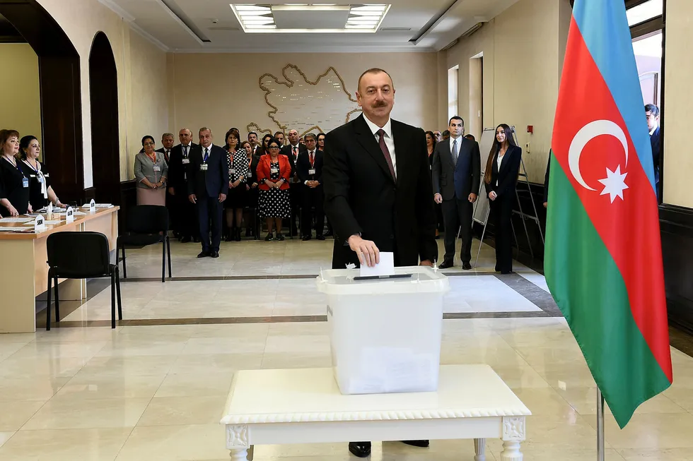 President Ilham Alijev avla stemme i hovedstaden Baku onsdag morgen. Foto: AP / NTB scanpix