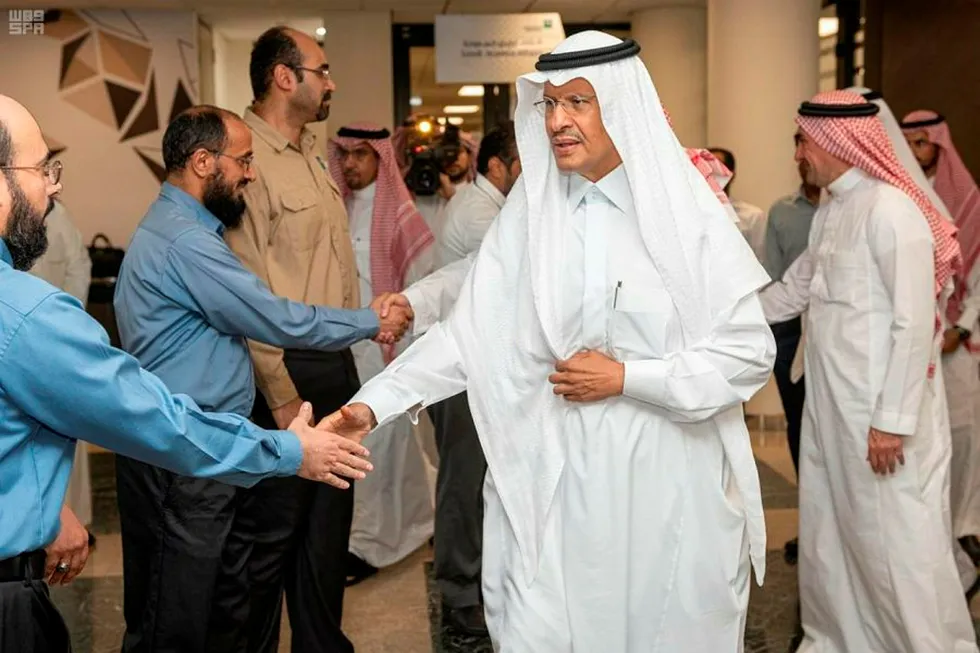 Saudi-Arabias oljeminister, prins Abdulaziz bin Salman, hilser på ansatte ved Saudi-Aramcos oljeanlegg i Abqaiq dagen etter angrepet.