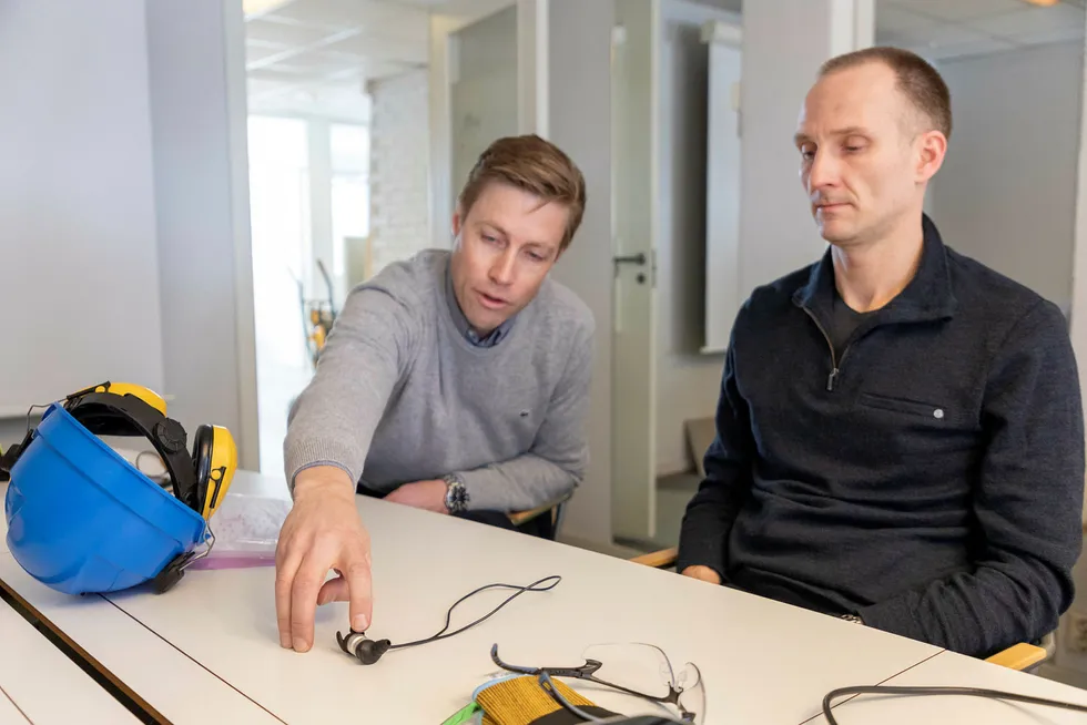 Direktør Jan Fossgård i Construct Venture (til venstre) og Stian Aldrin, medgründer og daglig leder i Minuendo viser noen av selskapets prototyper på øreplugger for bygg- og anleggsbransjen.
