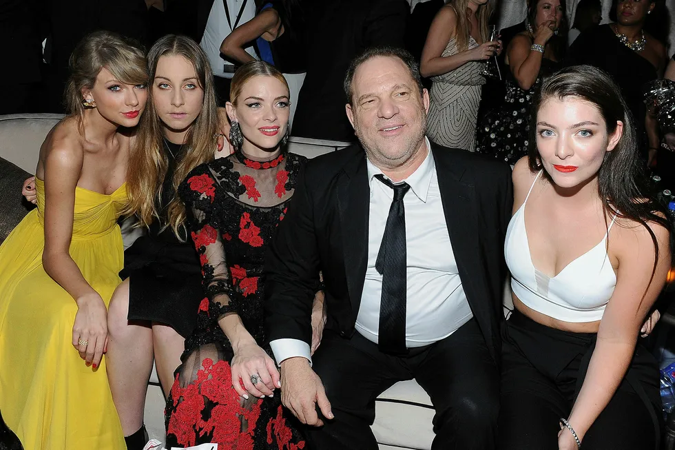 Produsent Harvey Weinstein, her avbildet sammen med artist Taylor Swift (t.v), musiker Este Haim, skuespiller Jaime King og artisten Lorde under et Golden Globe-nachspiel i 2015. Foto: ANGELA WEISS/Afp/NTB scanpix