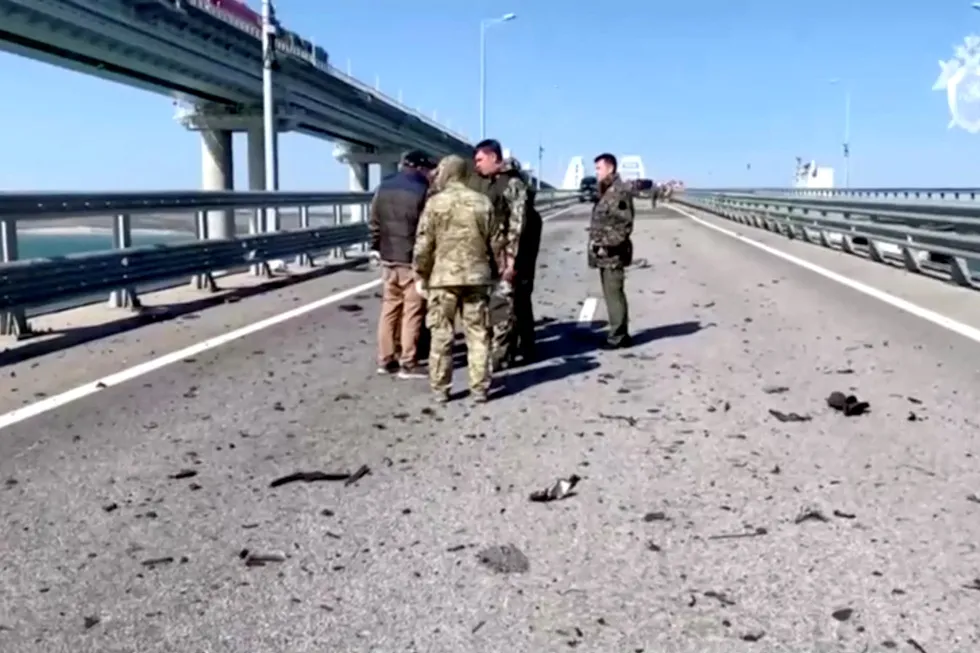 Deler av Krim-broen raste sammen lørdag formiddag i en brann som ifølge russiske myndigheter var utløst av en bombe i en lastebil.