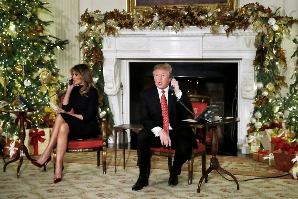 I julen i fjor fulgte president Donald Trump og førstedame Melania Trump julenissens ferd rundt jorden og tok telefoner fra amerikanske barn. I år fryktes det at Trump kan gjøre som «Grinchen» og frata internasjonale markeder julefreden hvis handelskrigen med Kina eskaleres.