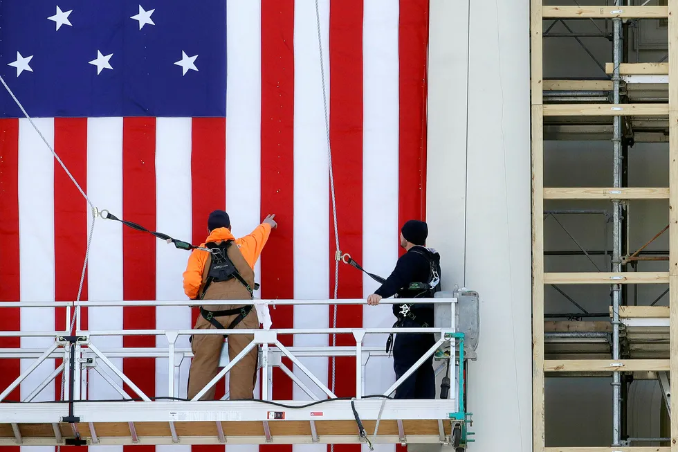 Arbeidere setter opp et amerikansk flagg i Washington. Patrick Semansky/AP/NTB scanpix
