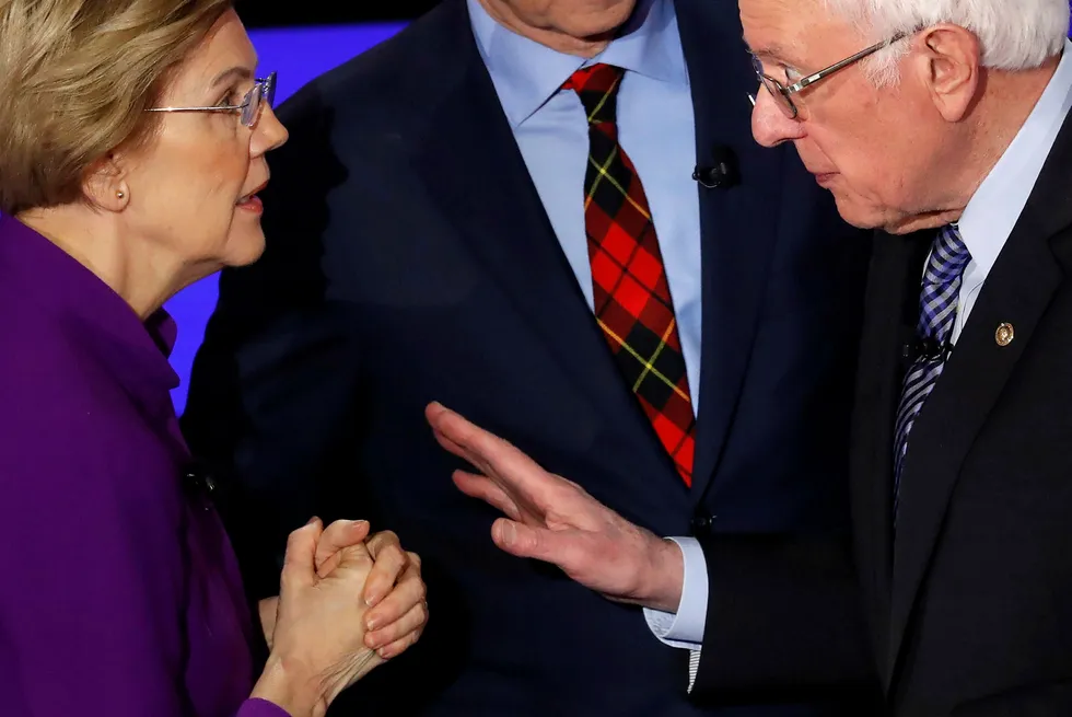 Bernie Sanders nektet under en debatt i natt for å ha sagt til Elizabeth Warren at en kvinne ikke kunne vinne presidentvalget.