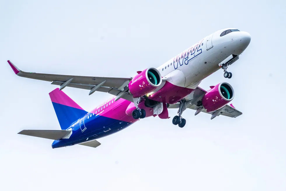Et fly fra Wizz Air tar av fra Oslo lufthavn Gardermoen. Nå har over 200 tillitsvalgte i LO-foreninger undertegnet et opprop der de ber norske myndigheter stoppe selskapets virksomhet i Norge.