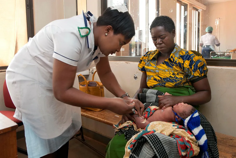 På helsesenteret i Lumbadzi jobber sykepleierne Harriet Amon Mpungwe (til høyre) og Treazer Bonongwe. Etter utdannelsen på Kamuzu College of Nursing er de nå fullt opptatt med dagelige konsulatsajoner i landsbyen som ligger ca. 25 km utenfor hovedstaden Lilongwe. I bakgrunn venter Malita Chipuniro - som er gravid i 8. mnd på å bli undersøkt. Hun har kommet til helsesenteret etterat hun fikk blødninger. Etter sjekk blir hun sendt videre til Bwaila maternity unit i Lilongwe for videre utredning. I forgrunn venter den nybakte mor Chrissy Natani på at det en dager gamle barnet hennes - Tamandam Tamani, skal bli undersøkt. Barnet har en tempratur på 37,6. Begge ble også sendt videre til Bwaila maternity unit for videre utredning. --- Foto: © Ken Opprann/Norad