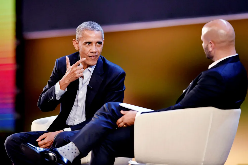 US former president Barack Obama (L) speaks with Sam Kass, food entrepreneur and former White House chef, during the third edition of «Seed & Chips: The Global Food Innovation Summit» focussing on new technologies for feeding the globe, from agriculture to distribution, on May 9, 2017 in Milan. / AFP PHOTO / Andreas SOLARO --- Foto: Andreas Solaro/AFP/NTB Scanpix