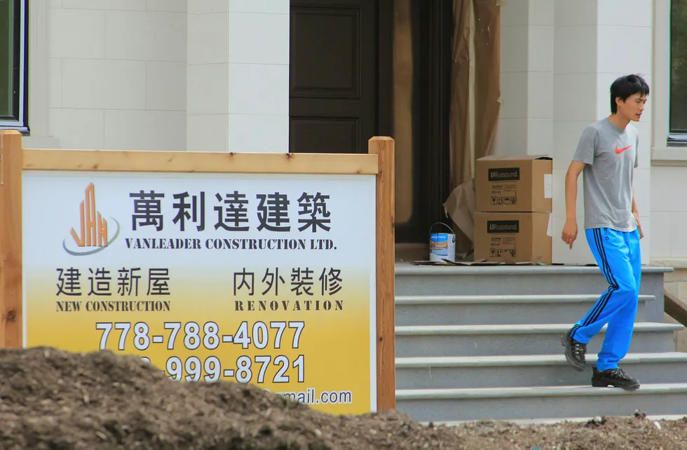Asiatiske kjøpere har dominert eiendomsmarkedet i den kanadiske stillehavsbyen Vancouver de siste ti årene. Provinsregjeringen forsøker å få kontroll over eiendomsprisene og har innført en særskatt for utenlandske kjøpere.