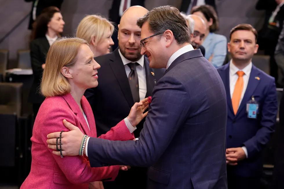 Utenriksminister Anniken Huitfeldt hilser på Ukrainas utenriksminister Dmytro Kuleba på Nato-møtet torsdag.