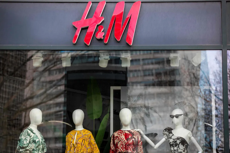 H&M har fått kritikk for mulig dumping av innsamlede klær, skriver artikkelforfatterne.