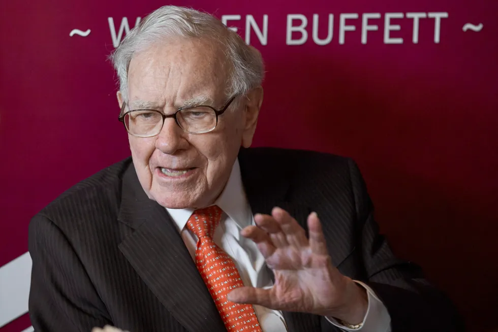 Den legendariske investoren Warren Buffett har i tidligere nedgangstider gjorde knallgode aksjekjøp. Han sitter på en stor pengesekk i selskapet Berkshire Hathaway, og kan benytte sjansen hvis markedet faller enda mer.