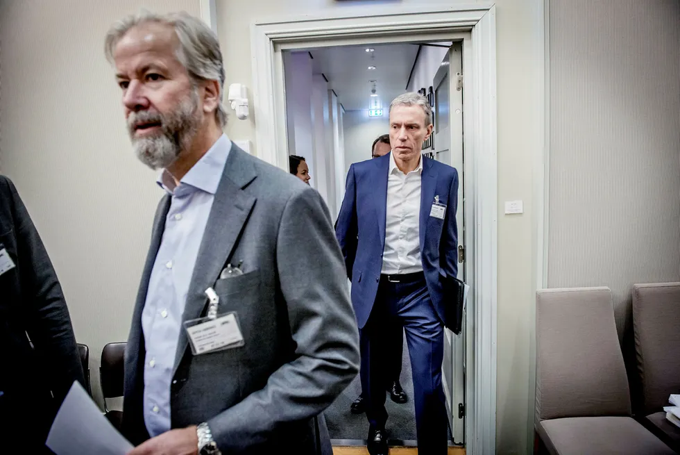 Schibsteds styreleder Ole Jacob Sunde (foran) og konsernsjef Rolv Erik Ryssdal på vei inn til høring i Stortinget om utredning av en såkalt Google-skatt. Foto: Gorm K. Gaare