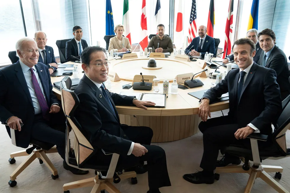 Ukrainas president Volodymyr Zelenskyj var hovedgjest på G7-toppmøtet i Hiroshima i helgen. Japans statsminister Fumio Kishida var vert (foran) for Zelenskyj og for lederne fra G7-kretsen.
