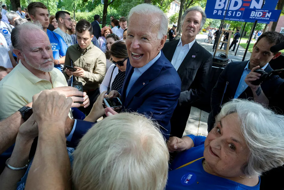 Tidligere visepresident Joe Biden har mistet forspranget på en viktig meningsmåling. Han har startet valgkampen etter en kort sommerferie i august og har tilbrakt de siste dagene i delstaten New Hampshire, som avholder det første primærvalget for demokratene den 11. februar 2020.