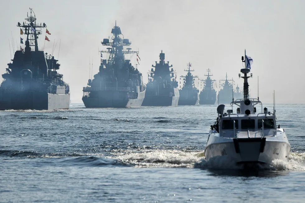 Russland gjennomfører en stor militærøvelse denne uken utenfor kysten av Nord-Norge. Bildet viser krigsskip fra den russiske flåten utenfor St. Petersburg i slutten av juli.