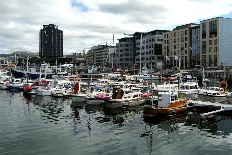 Bodø er en av årets hotellvinnere, og opplever nesten fulle hoteller. Til høyre i bildet ligger Thon Hotel Nordlys. Bildet er tatt i 2006.