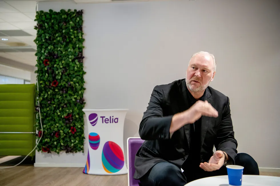 – Mange kunder trenger service som de får i butikkene – eksempelvis å flytte data og sette opp en ny mobiltelefon, sier Stein-Erik Vellan, administrerende direktør i Telia Norge.