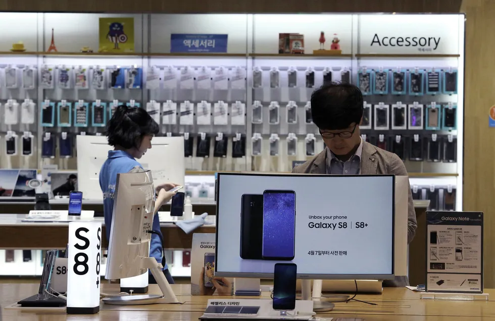 Samsung Electronics har lagt bak seg et rekordkvartal med nesten en dobling av resultatet. I Kina må de se seg slått av Huawei og lokale selskaper. Samsung leverer komponenter og dataminne til konkurrentenes modeller. Foto: Ahn Young-joon / AP / NTB Scanpix