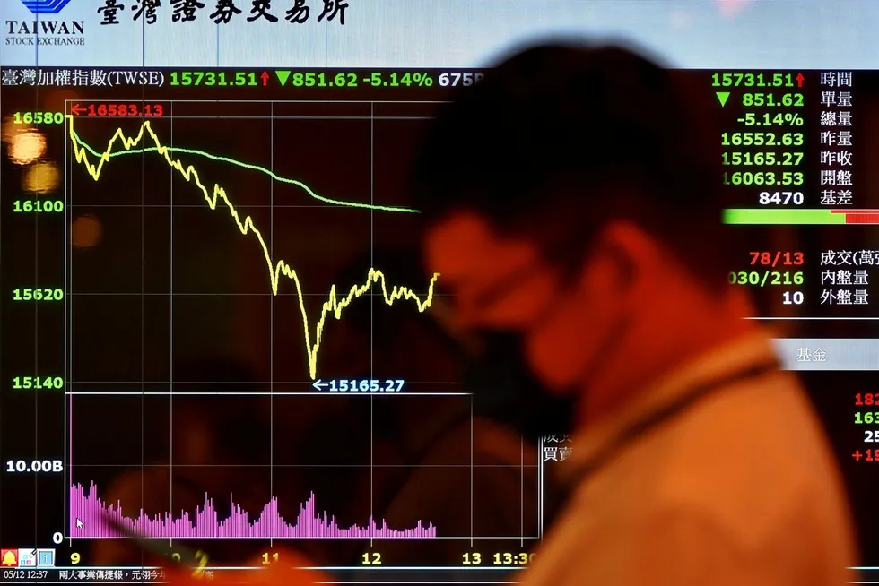 Taipei-børsen i Taiwan har vært et yndet investeringsobjekt for investorer under pandemien. Nå innkalles marginlån og kursene faller kraftig. Intradagsfallet på onsdag var det største i historien. Uroen fortsetter med full styrke.