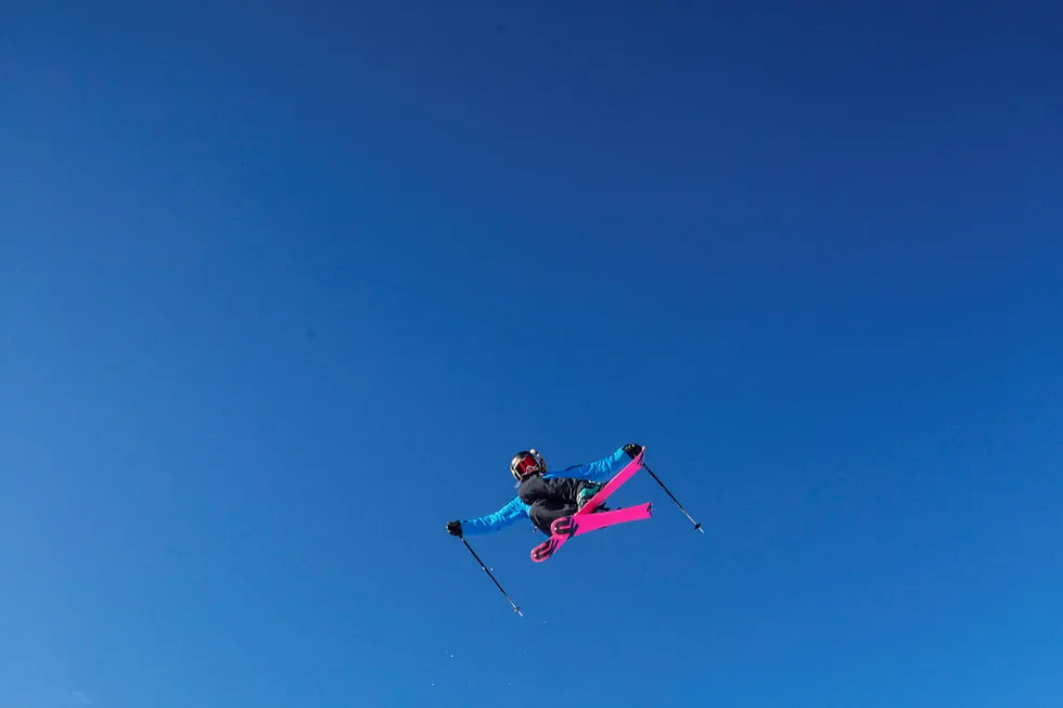 Johanne Killi prøver legge en grab bak på skien med sin venstre hånd i det hun øver inn nye rotasjoner i Trysils terrengpark. Foto: Thomas T. Kleiven