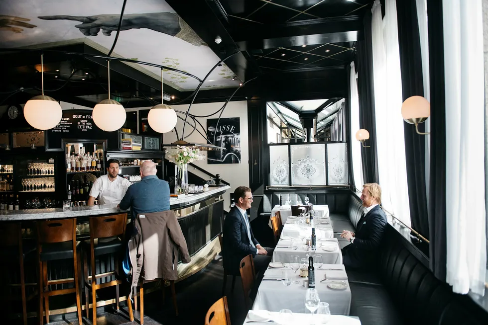 Hvite duker. Brasserie Hansken har pusset opp lokalene, og fremstår nå lyst og tiltalende med en eim av noe internasjonalt. Foto: Fartein Rudjord