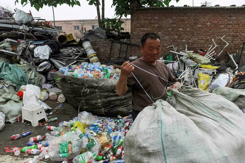 Kina har tatt i mot palstavfall fra industriland i nesten 30 år. Nå er det slutt. Det er innført importforbud på nesten alt av plastavfall. Foto: Fred Dufour/AFP/NTB Scanpix