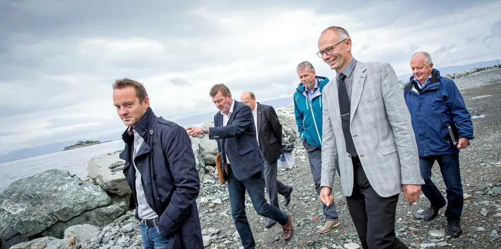 Viktige aktører innen fiskerinæringen fotografert ved sjøkanten i Trondheim. F.v.: Geir Ove Ystmark, adm. dir FHL, Svein Reppe, tidligere sjef NSL, Jan Erik Strøm, regiondir Norges Råfisklag, Otto Gregussen, generalsekretær Norges Fiskarlag, Kjell Ingebrigtsen, leder Norges Fiskelag (fremst), Oddbjørn Skarbøvik, tidligere informasjonsleder Fiskebåt.