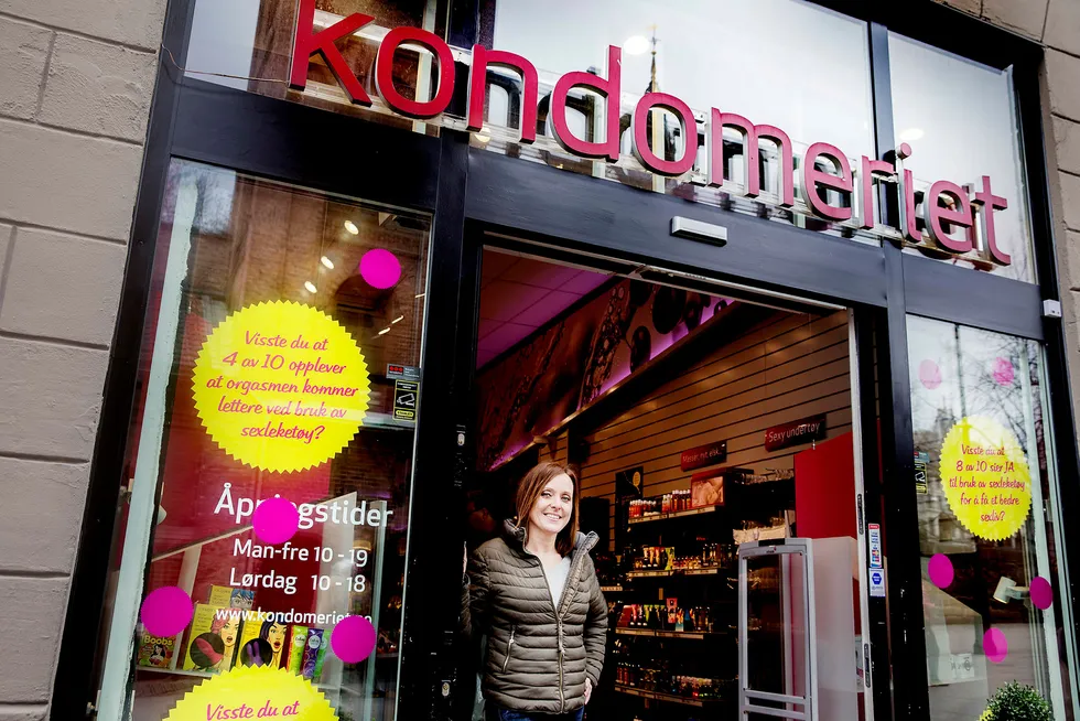 Daglig leder Bente Helstad i Kondomeriet utenfor selskapets butikk i Karl Johans gate. Bildet er fra 2016.