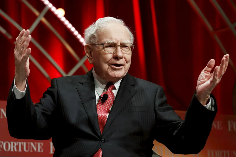 Greg Abel blir pekt på som Warren Buffets arvtager. Her er Buffett i Washington i 2015. Foto: KEVIN LAMARQUE/Reuters/NTB scanpix