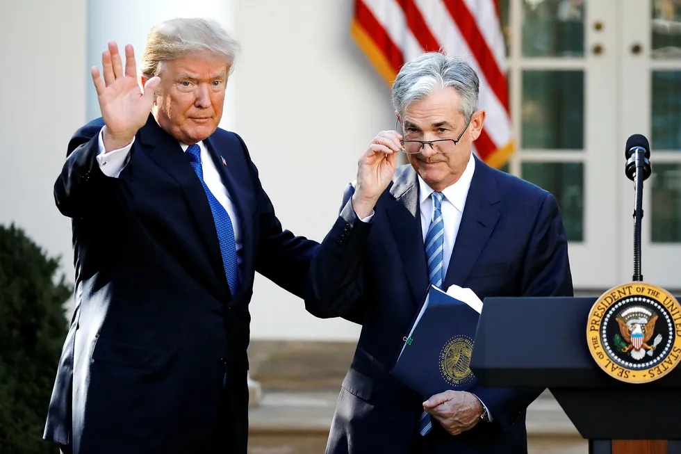 Jerome Powell er fornøyd med USAs økonomi, men usikker på handelskrigens effekter. Her med president Donald Trump i fjor. Foto: Carlos Barria/Reuters/NTB Scanpix