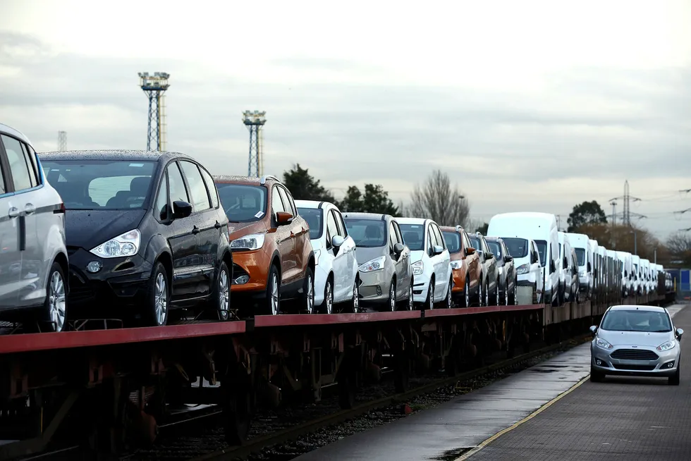 Nye biler lastet opp på ett tog for å sendes ut fra Ford-fabrikken i Dagenham. Foto: Carl Court/Getty Images