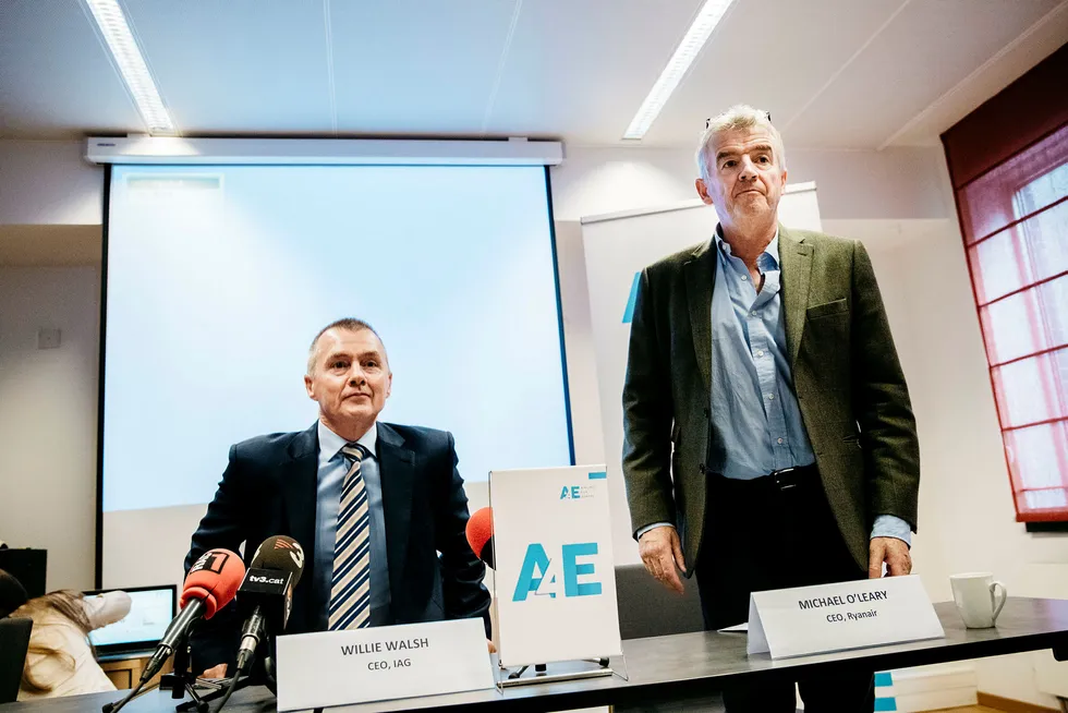 Fra venstre: Willie Walsh, toppsjef i International Airlines Group (IAG), og Ryanair-sjef Michael O'Leary. De to holdt en pressekonferanse i Brussel onsdag om strikebølge blant flygeledere i EU. Foto: Fartein Rudjord