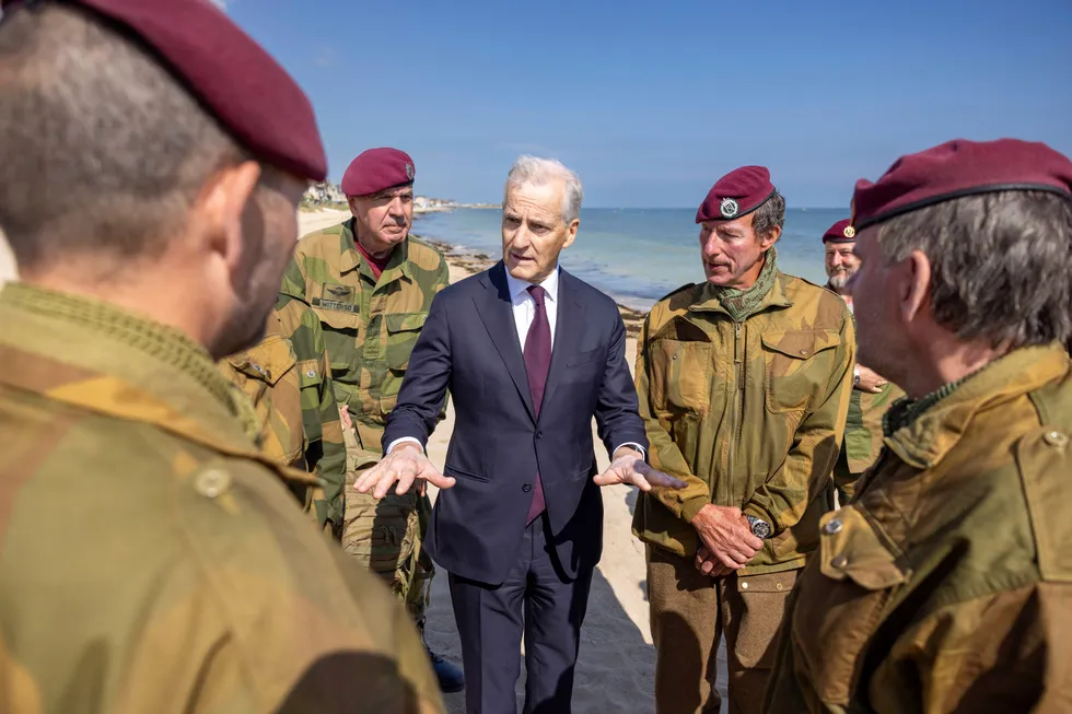 Statsminister Jonas Gahr Støre i Normandie på D-dagen. Med tidligere norske fallskjermjegere på Sword beach.