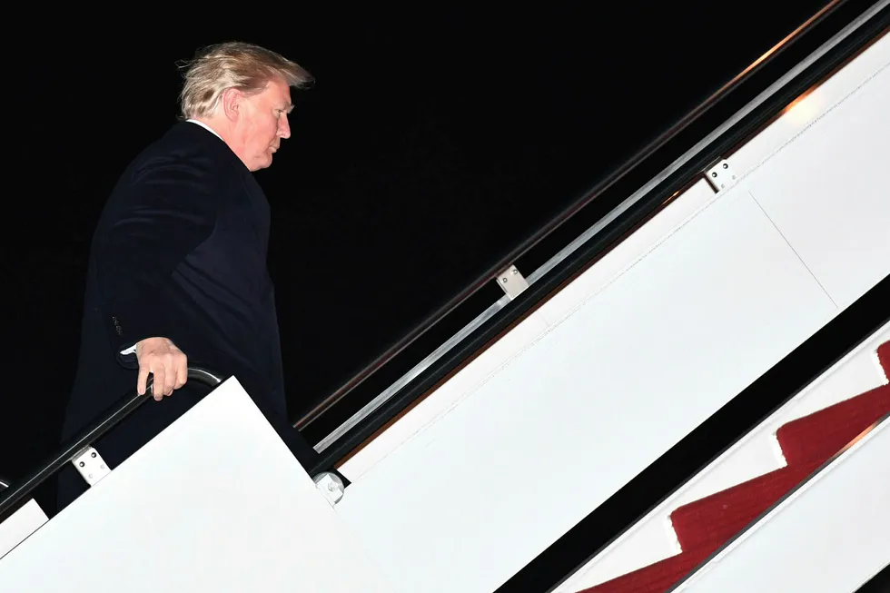 USAs president Donald Trump er på vei til WEF-møtet i Davos. På bildet er han på vei inn i Air Force One onsdag kveld. Foto: Nicholas Kamm/AFP photo/NTB Scanpix