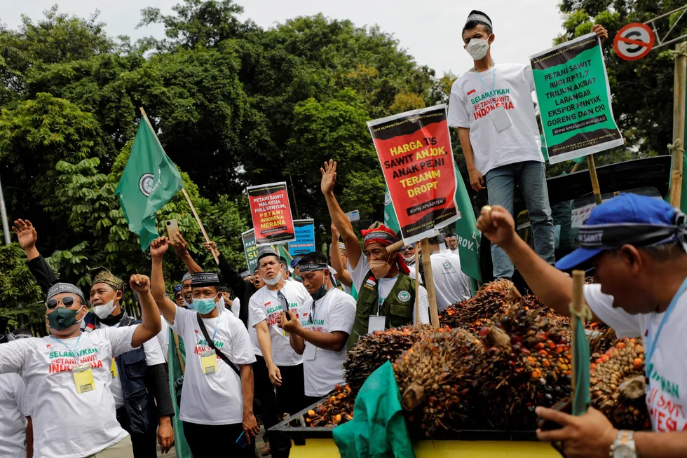 Det har vært demonstrasjoner i Indonesia mot eksportforbudet av palmeolje, men også matvareinflasjonen. Landets president har invitert Russlands president Vladimir Putin til G20-toppmøtet i hovedstaden Jakarta senere i år.