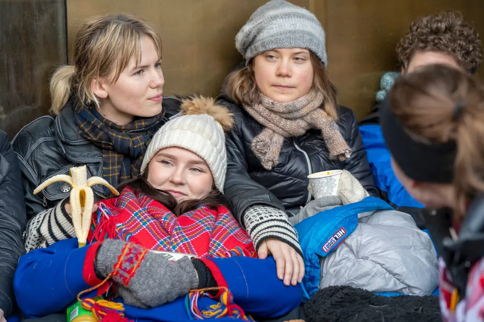 Den svenske miljøaktivisten Greta Thunberg (bak til høyre) er sammen med aktivistene som demonstrerer mot vindturbinene på Fosen.