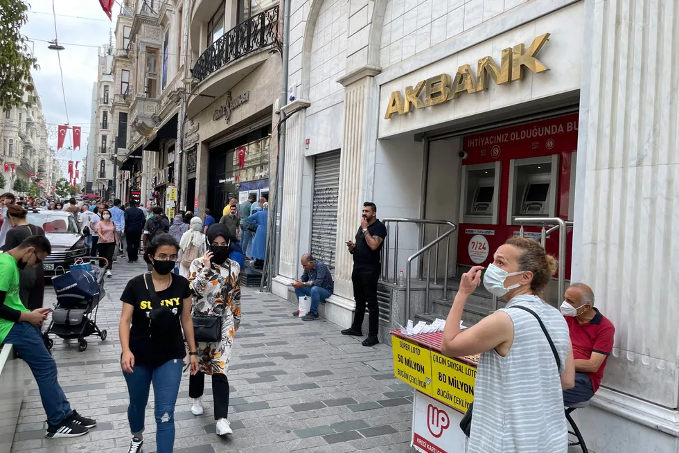 Tyrkias andre største bank Akbank er fullstendig lammet etter en større datahendelse som har pågått siden tirsdag. Ingen transaksjoner er mulig. Også i hovedgaten Istiklal i Istanbul holder banken stengt onsdag formiddag.