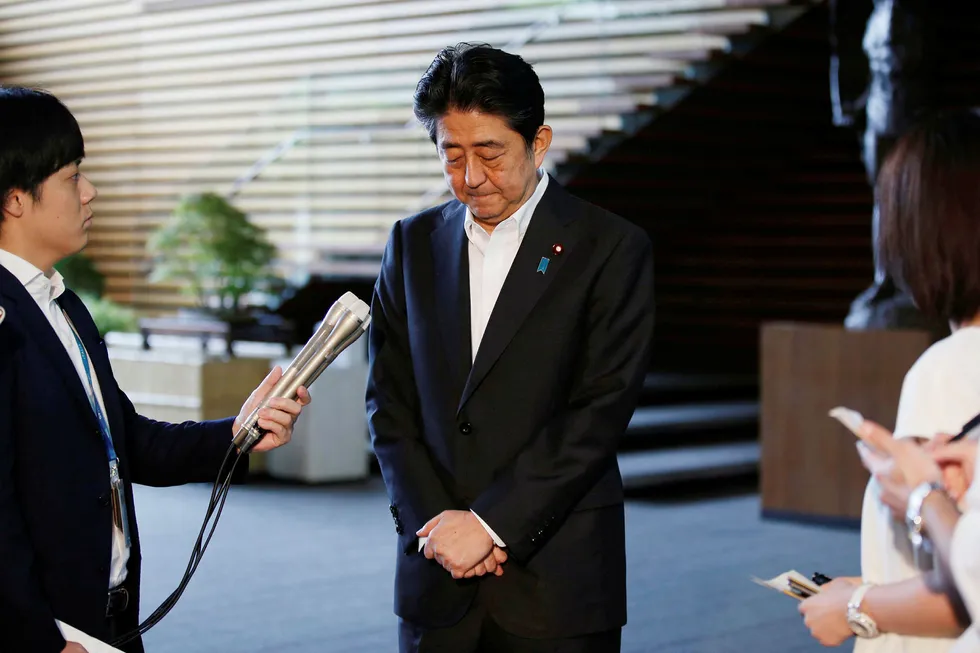 Japans statsminister Shinzo Abe har lav oppslutning på meningsmålingene. På fredag gikk forsvarsministeren av. Det kan komme nye utskiftinger i regjeringen neste uke. Foto: Toru Hanai / Reuters / NTB Scanpix