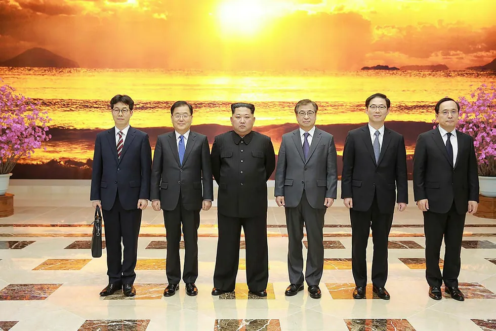 Bildet er tatt 5. mars og viser Nord-Koreas leder Kim Jong Un med en delegasjon fra Sør-Korea. Foto: delt ut av Nord-Koreas myndigheter