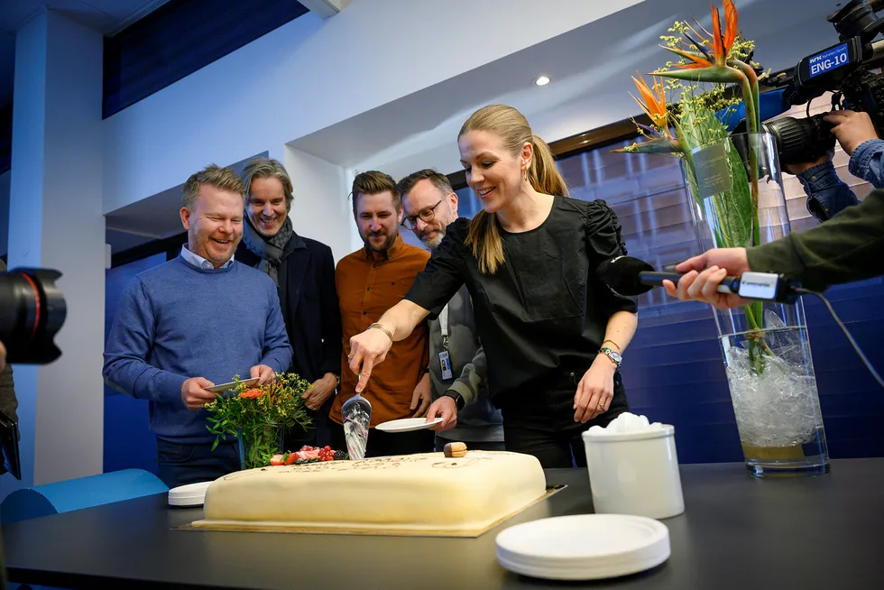 Nordic Entertainment Group (Nent) sikret seg de mest ettertraktede sportsrettighetene i landet: Premier League. Cecilia Gave, sportssjef i Nent, samlet kolleger til kakefest.