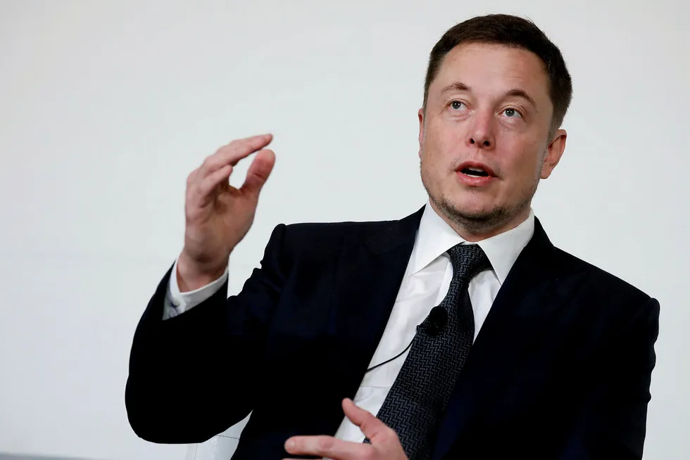 Tesla blir anklaget for å bryte arbeideres rettigheter. Her er selskapets gründer Elon Musk i Washington i juli. Foto: Aaron Bernstein/Reuters/NTB Scanpix