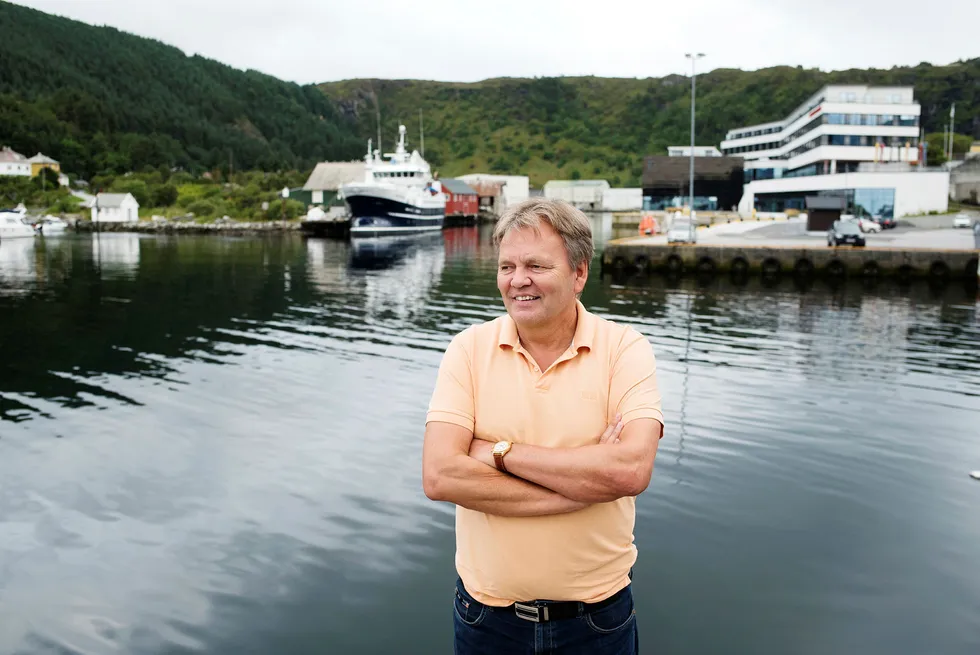 Stig Remøy eier SRR Invest, som tjener penger på torsketråler, krillbåt og offshorebåter i konsernet. Her er han i havnen på hjemplassen Fosnavåg.