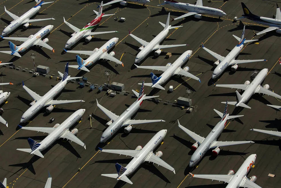 I mars ble det innført flyforbud for alle Boeing 737 Max-fly etter to flyulykker som kreve 346 menneskeliv. Her er noen av flyene parkert på en flyplass i Seattle.