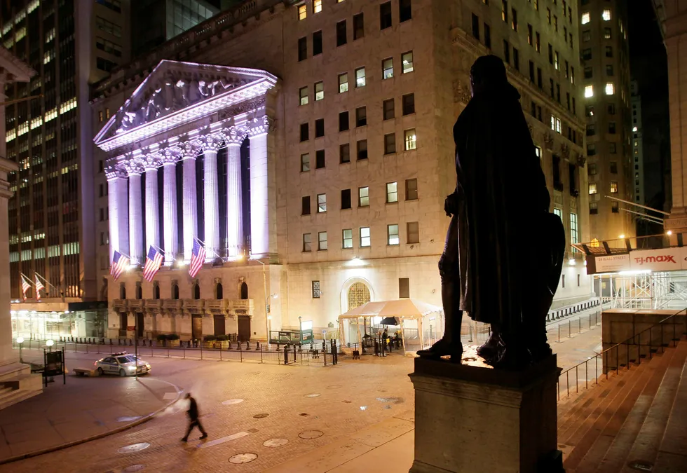 De amerikanske børsene steg til rekordhøye nivåer tirsdag. Bildet er av aksjebørsen New York Stock Exchange på Wall Street i bydelen Manhattan i New York. Foto: Mark Lennihan