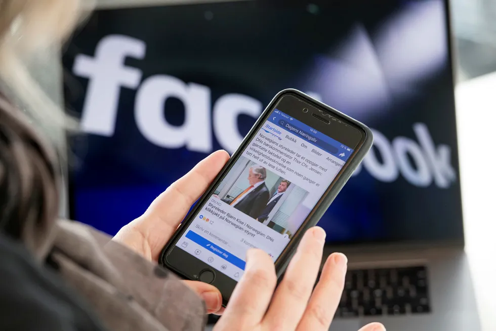 Facebook er episenteret for de falske nyhetene, skriver artikkelforfatterne.