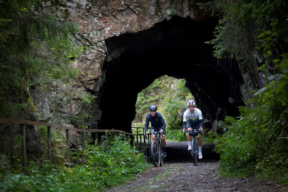Lasse Andersen, i sort, og Marius Nilsen sykler begge på grusracere som er like gode på asfalt som på grus. Gjennom tunnelen ved Snippen er grusen grov og våt. Foto: Gunnar Lier